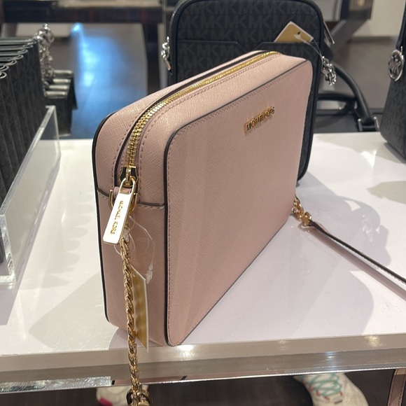 Michael Kors Jet Set Item Large East West Zip Crossbody Leather Powder Blush
NWT - Picture 16 of 16